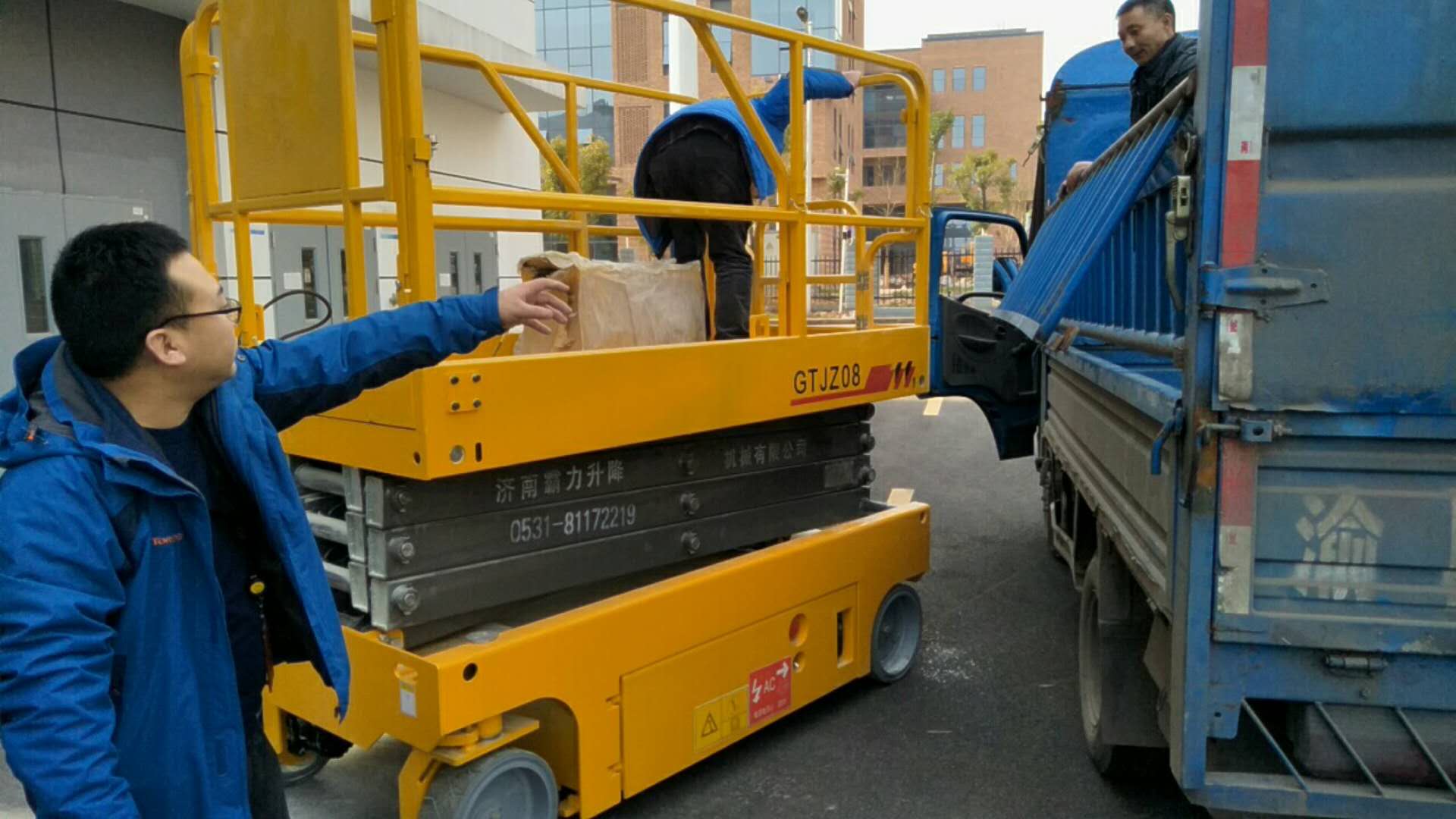 重慶客戶定制移動式全自行8米升降平臺已到貨